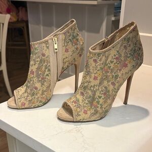 Betsey Johnson EUC Floral Lace Peep-Toe heels - worn twice - size 9 (fit 8.5)